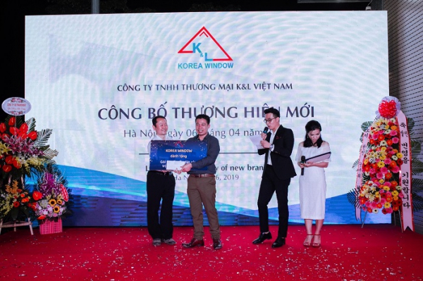 Trao tặng bộ cửa hoàn thiện cho khách hàng trúng thưởng CT 